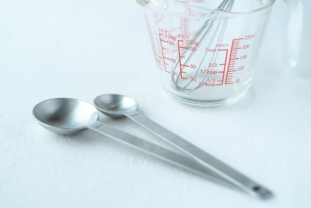 計量カップとスプーン