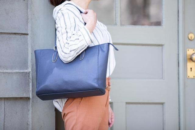 バッグを持つJ女性