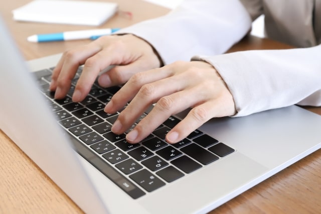 パソコンを操作している女性