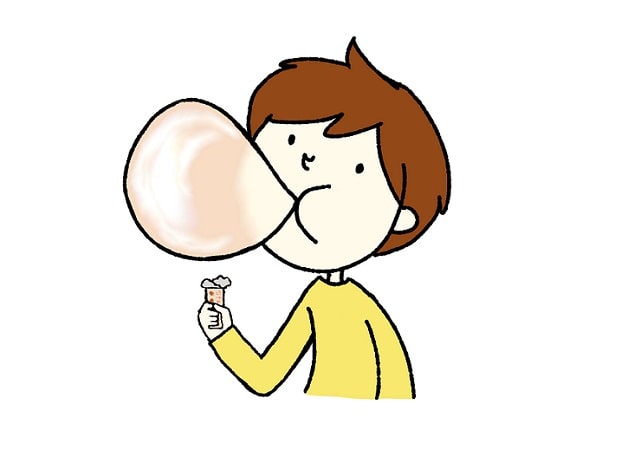 ガムを食べる